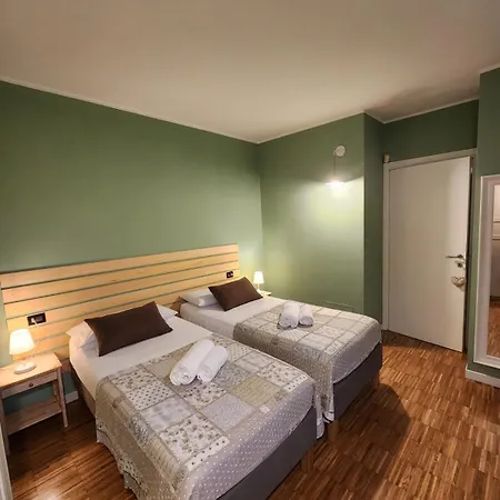 Pool Near Free Parking 아파트